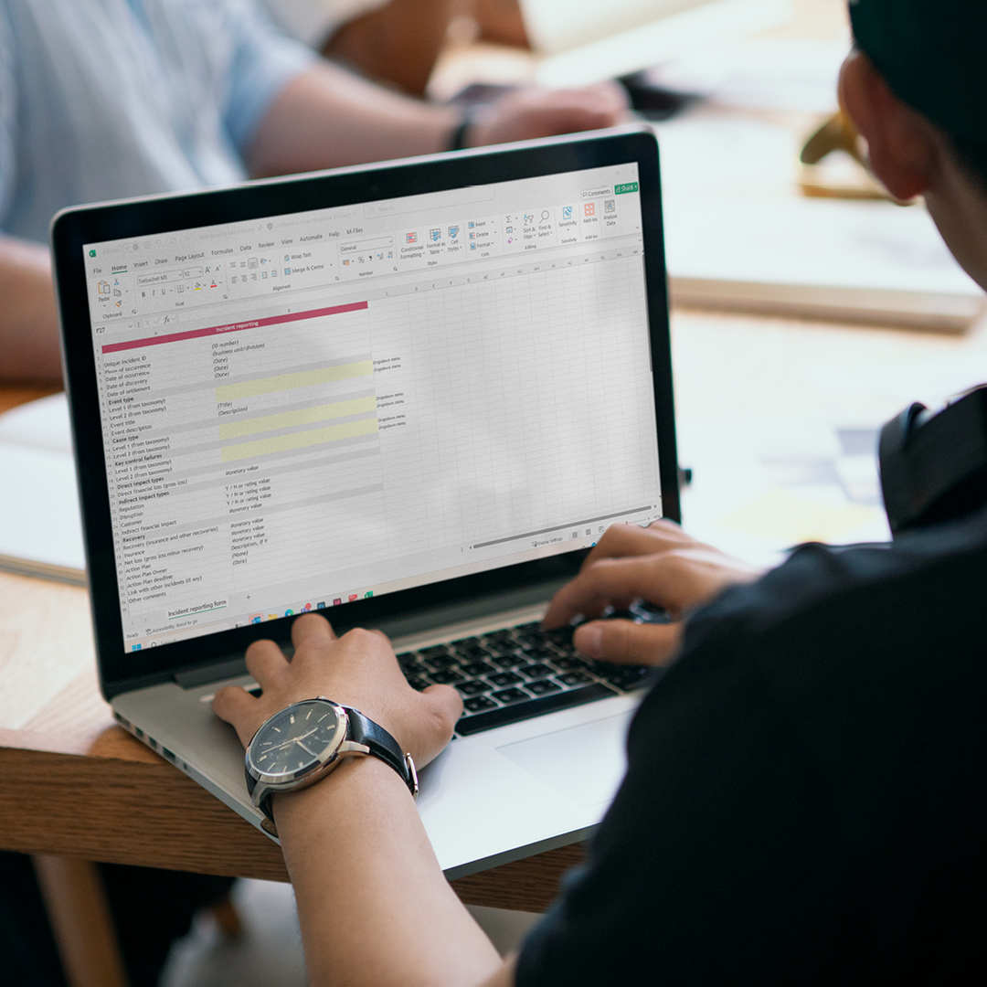 Person using the make risk reporting simple & effective template on her laptop