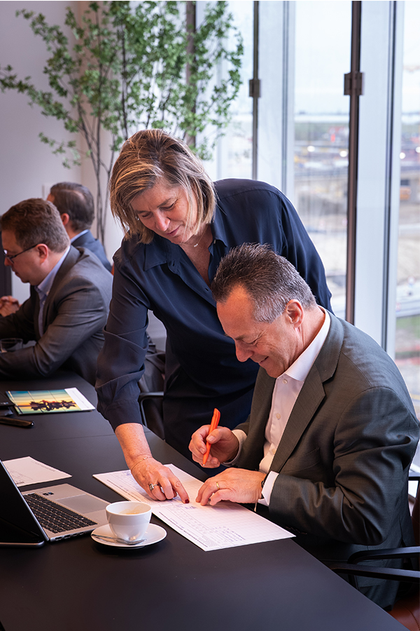 Signing contract Karen Keuleers & Peter Van Laer