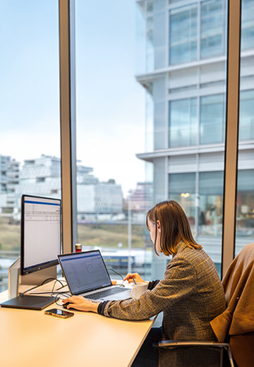 Une femme travaillant sur son ordinateur portable