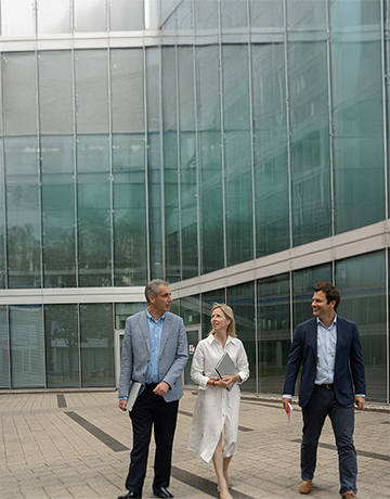 Collega's die al wandelend iets bespreken