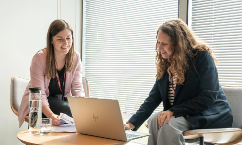 2 women looking at a laptop