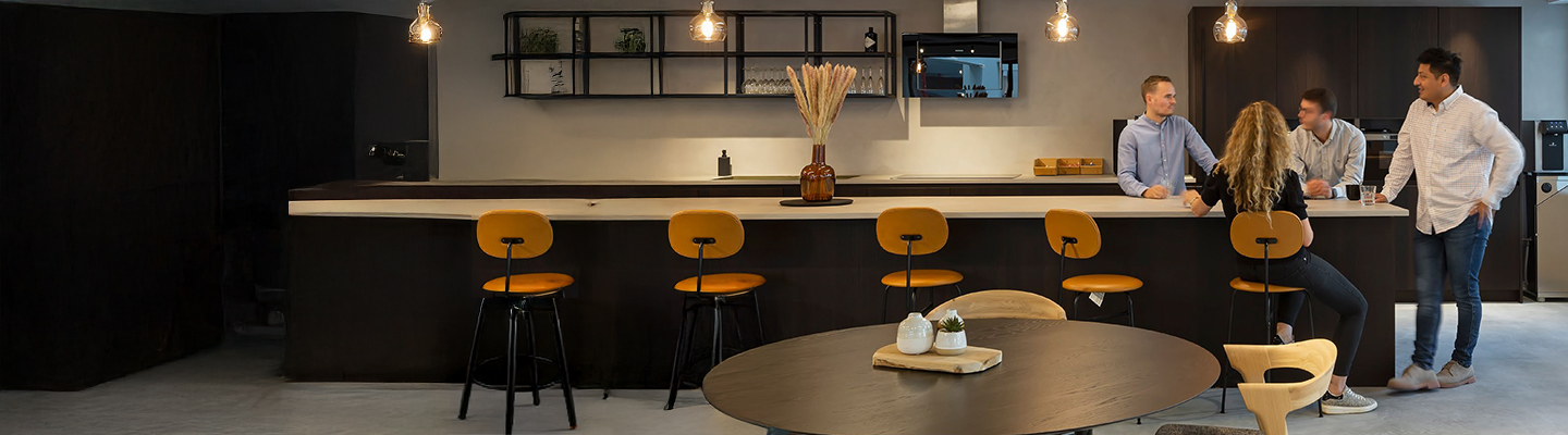 Collega’s die rond een tafel zitten te praten