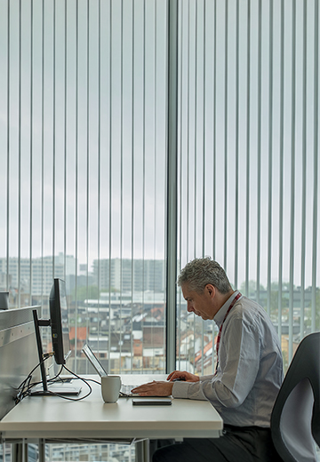 Un homme travaillant sur son ordinateur portable