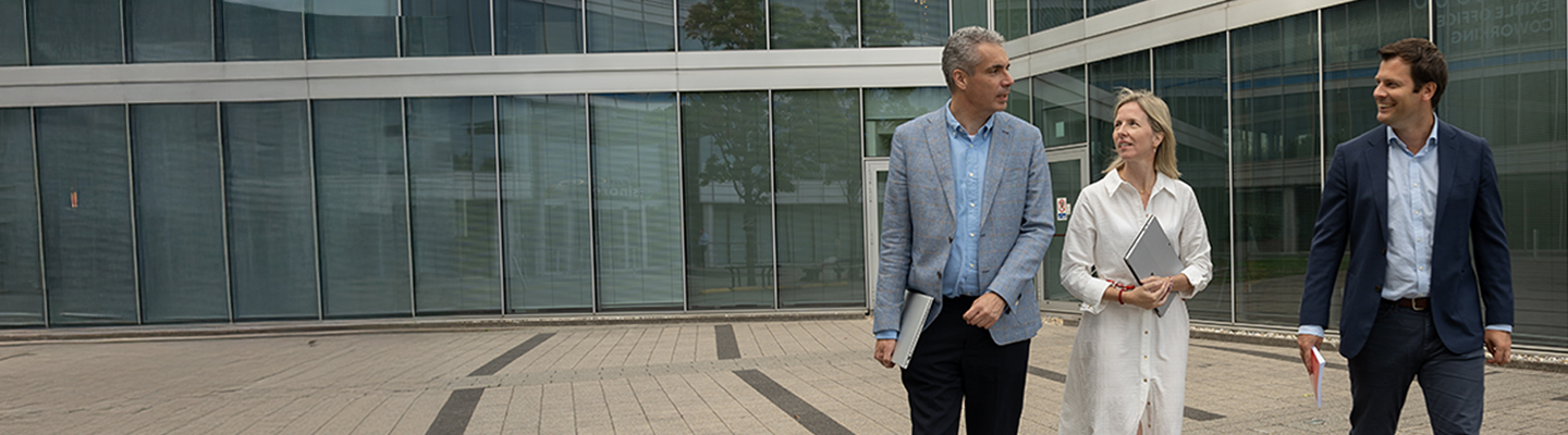 Collega's die al wandelend iets bespreken