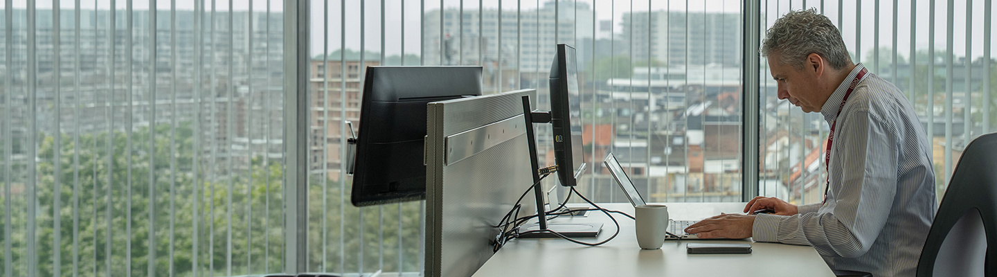 Un homme travaillant sur son ordinateur portable